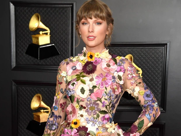 Siêu thảm đỏ Grammy 2021: BTS, Taylor Swift 'chặt chém' Doja Cat và em gái Miley hở bạo nhức mắt
