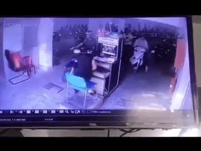 Video: Đang ngồi soát vé ở hầm xe, người phụ nữ bị xe máy húc bay về phía sau