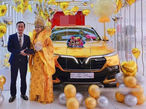 Nhận xe ô tô mà mặc đồ như Hoàng hậu, nữ khách hàng 'chói sáng' khiến dân mạng xôn xao nhất ngày hôm nay