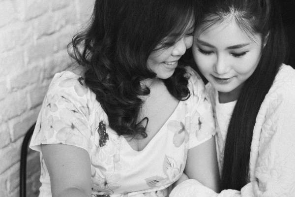 Mẹ từ chối làm hộ bài tập sắp kiểm tra, nhưng con gái vẫn rưng rưng khóc khi thấy 3 tờ giấy lạ trong điện thoại