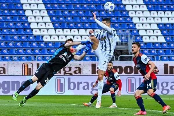 Ronaldo thoát thẻ đỏ sau khi đạp thẳng vào mặt thủ môn