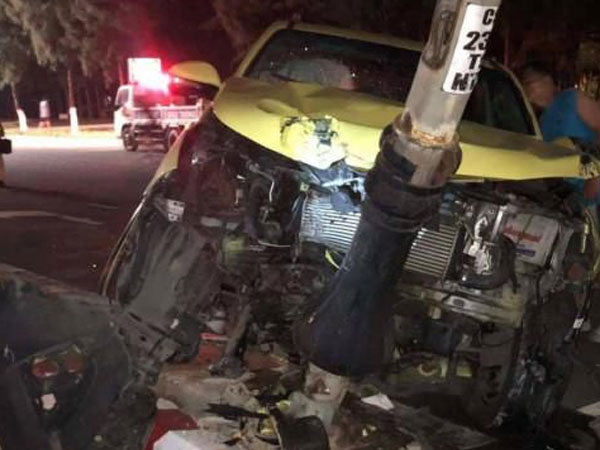 Tài xế ngủ gật, taxi nát đầu sau pha húc cực mạnh vào cột đèn