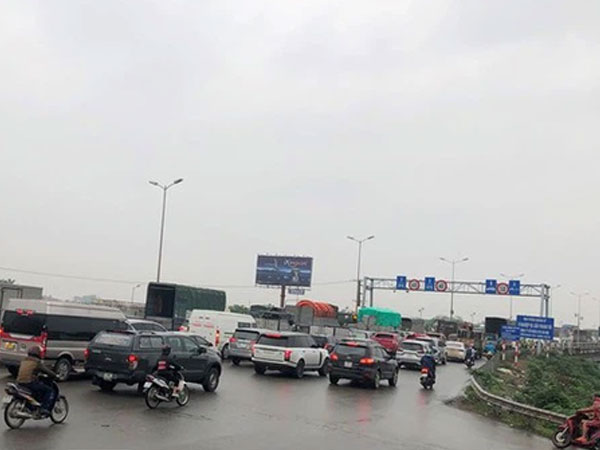 Cầu Thanh Trì ùn tắc trong ngày đầu hạ tốc độ xuống 60km/h