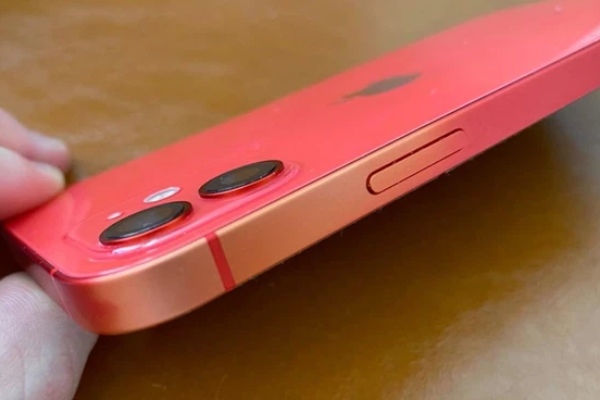 Nhiều mẫu iPhone 11 và iPhone 12 bị bay màu, lộ khung nhôm