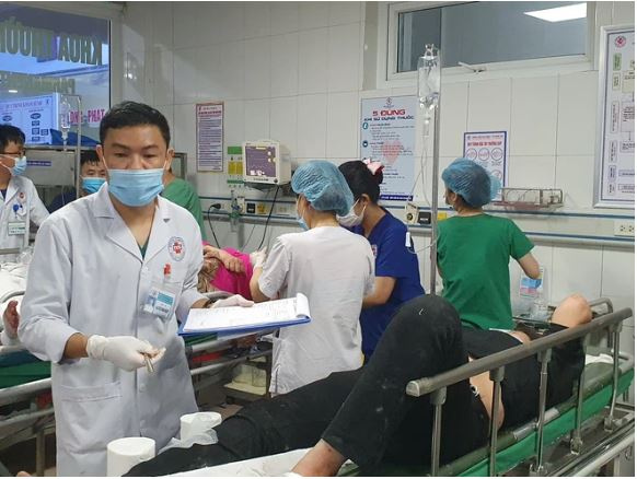 Nạn nhân kể lại vụ xe khách chở hơn 20 người đi lễ đâm trúng đuôi xe đầu kéo: Nhiều người hoảng loạn kêu khóc, máu me bê bết khắp nơi