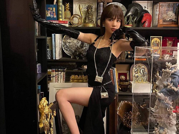Ngọc Trinh khoe túi xách siêu tí hon nằm trong bộ sưu tập mới của Chanel