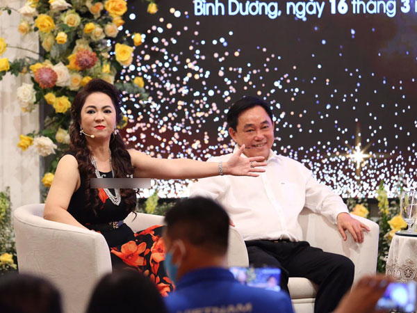 Bà Phương Hằng - vợ ông Dũng 'lò vôi' lần đầu khẳng định trước hàng trăm cơ quan báo chí về tin đồn 'giựt chồng', đáp trả những người bảo mình 'nói riết mất sang'!