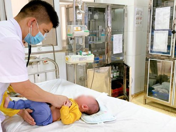 Mẹ lấy nhầm cồn 90 độ rửa mũi cho con, bé trai 5 tháng tuổi bị bỏng niêm mạc mũi
