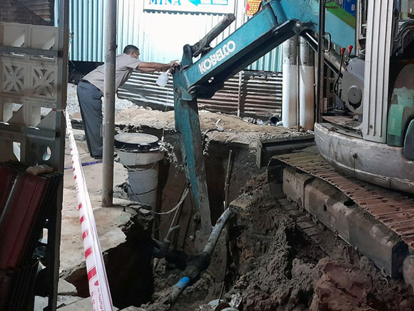 Sập công trình thi công đường ống thoát nước, hai công nhân bị đất vùi lấp