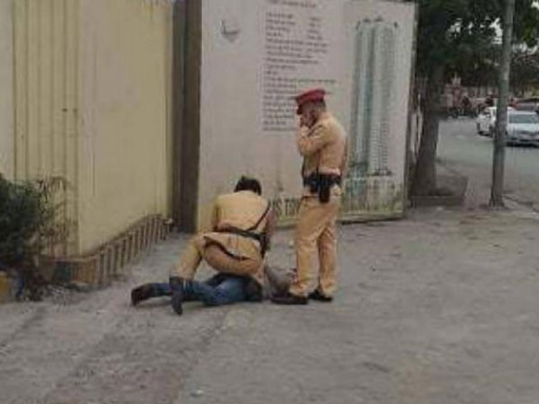 Xin bỏ qua vi phạm bất thành, tài xế say rượu vừa chửi vừa đấm thẳng vào mặt Thượng uý CSGT