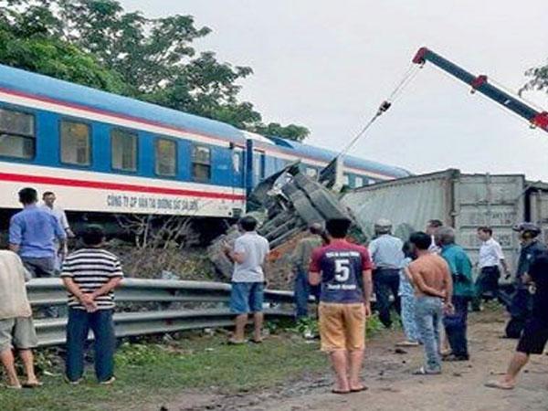 Qua đường sắt không quan sát, xe container bị tàu hỏa kéo lê hàng chục mét