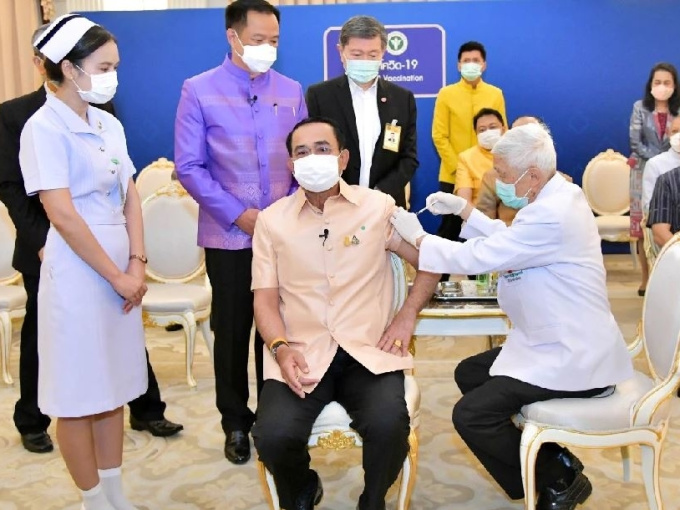 Thủ tướng Thái Lan tiêm vaccine Covid-19 của AstraZeneca