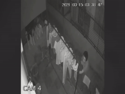 Clip: Gã đàn ông biến thái lén lút trộm đồ lót phụ nữ trong đêm, hành động sau đó càng kinh tởm hơn