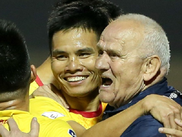 CLB V.League muốn trả lương cầu thủ theo tuần như Ngoại hạng Anh