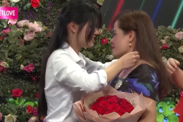 Bạn muốn hẹn hò: Con gái dắt ba đi tìm vợ mới, còn lên sân khấu tặng vàng cho mẹ kế vì quá ưng ý