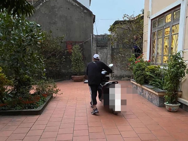 Mời 'cậu em' về nhà uống bia nhưng chưa kịp ngồi xuống mâm đã thấy khách khóc mếu dắt xe về, nguyên nhân đằng sau khiến 'ông anh' tái mặt
