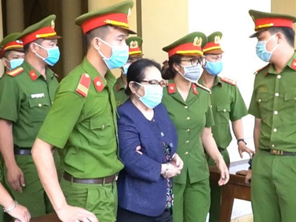Video: Bà Dương Thị Bạch Diệp gào thét, bị dẫn ra khỏi phòng xét xử