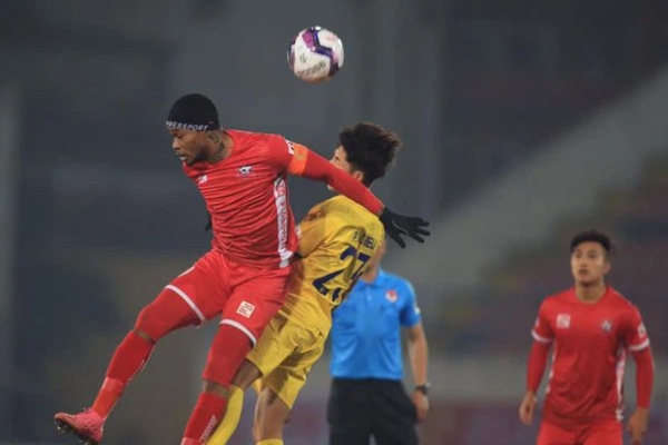 Va chạm với 'người nhà', ngoại binh V.League dính chấn thương ghê rợn