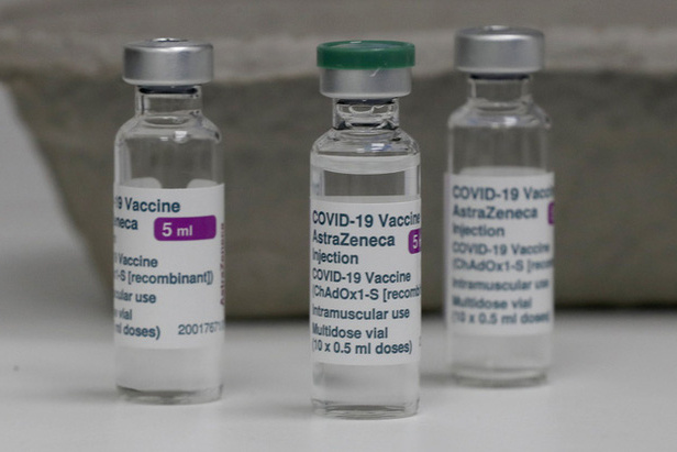 Ngừng tiêm vaccine AstraZeneca hàng loạt: Có phải 'hiệu ứng Domino'?