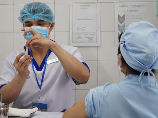 6 nhân viên y tế gặp 'phản ứng bất lợi' sau tiêm vaccine Covid-19