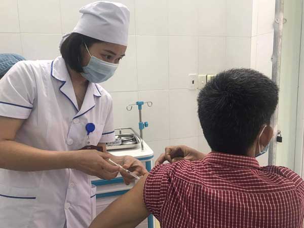 Bộ Y tế cảnh báo dấu hiệu sau tiêm vắc-xin Covid-19 người tiêm cần đến bệnh viện ngay