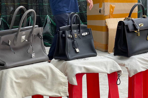 Triệt phá kho hàng Hermes giả lớn nhất miền Bắc ở Nam Định: Huy động 10 xe tải để vận chuyển hàng vi phạm