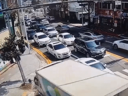 Video: Pha xử lý 'mẫu mực' của tài xế khi xe tải mất phanh