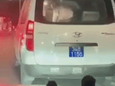 Bác sĩ liên tục cấp cứu bệnh nhân trong xe cứu thương, cảnh tượng xung quanh khiến ai cũng phải suy nghĩ