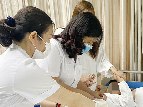 Sang hàng xóm chơi, bé 9 tuổi bị chó đẻ cắn lột hết dương vật