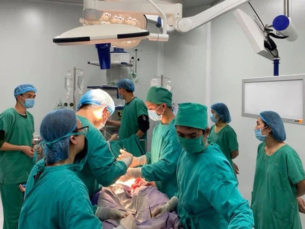 May mắn có con dù đã cắt một bên buồng trứng, sau giây phút nguy hiểm, vợ trách cả nhà chồng vì quyết định ký giấy cam kết