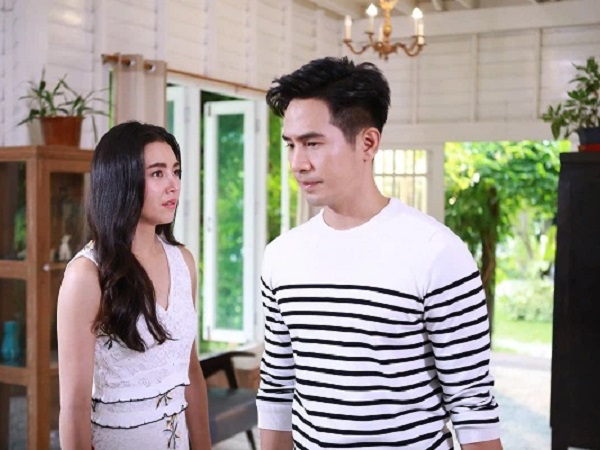 Vợ tò mò ngắm món quà lưu niệm thì bị chồng giật phắt lấy rồi gắt gỏng: 'Cô dốt nát thì biết cái gì', 1 năm sau câu trả lời của cô khiến anh ta phải nín lặng
