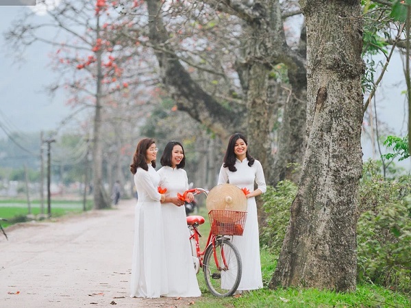 Tháng 3, hoa gạo nở rực góc trời Hà Nội: Thiếu nữ xúng xính áo dài, 'phó nháy' đua nhau săn ảnh