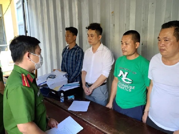 Bắt nhóm lừa đảo liên tỉnh với chiêu trò tặng dầu ăn để bán hàng giả