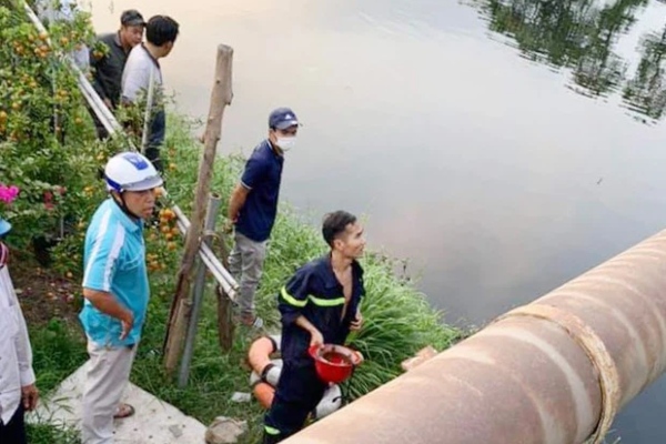 TP.HCM: Cô gái 25 tuổi nhảy cầu tự tử, nhiều người dừng lại theo dõi khiến giao thông ùn tắc