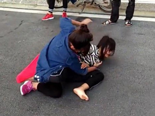 Hà Nội: Bị gia đình mắng vì đánh nhau và lột áo bạn cùng khối, nữ sinh bỏ nhà ra đi