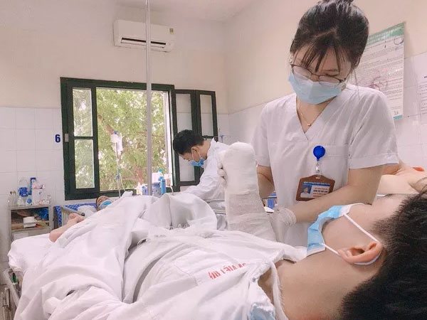 Pháo tự chế phát nổ, thiếu niên 17 tuổi phải cắt cụt tay