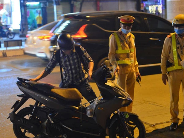 Tài xế xe máy ở Hà Nội uống 2 cốc bia bị phạt 7 triệu đồng: 'Được các anh CSGT kiểm tra, giữ xe cũng tốt mà'