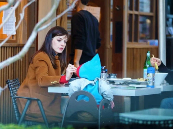 Nhan sắc thật ở tuổi U40 của 'Yêu Nữ Hàng Hiệu' Anne Hathaway ra sao mà khiến cộng đồng mạng xứ Trung xôn xao?