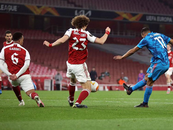 Để thua trên sân nhà, Arsenal hú vía vào tứ kết