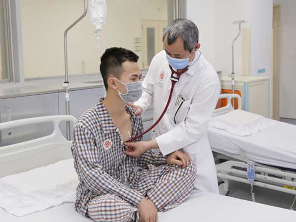 Mở ngực lấy 1,5 lít máu cục trong ngực nam thanh niên