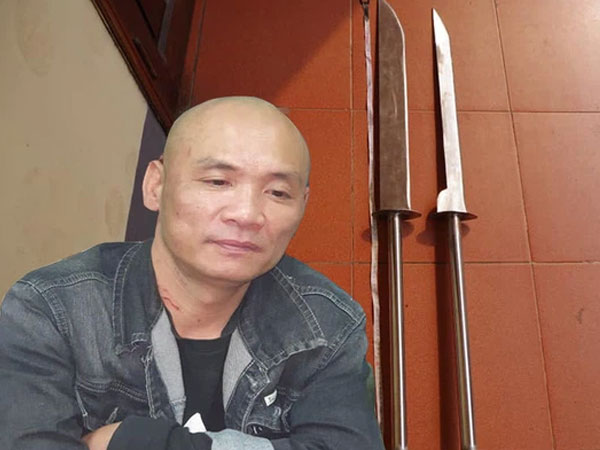 Cầm 2 thanh đao dài hơn 1m đi đánh người rồi tấn công cán bộ công an