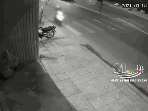 Clip: Nam thanh niên tử vong sau cú tông kinh hoàng vào cột điện