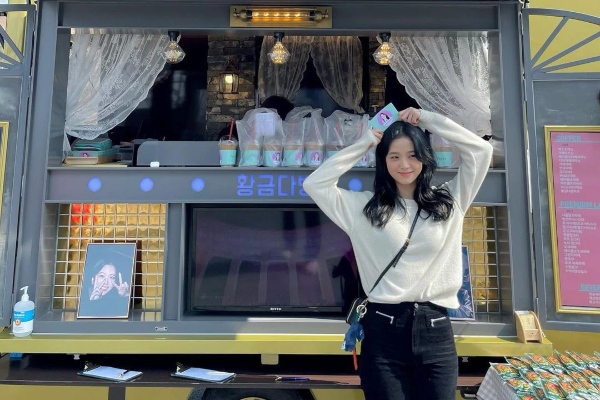 Khủng như Jisoo (BLACKPINK): Chỉ mới đóng 1 phim, có vô số xe cafe được gửi đến phim trường