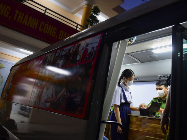 Hình ảnh công an làm căn cước công dân trong xe lưu động ở TP.HCM