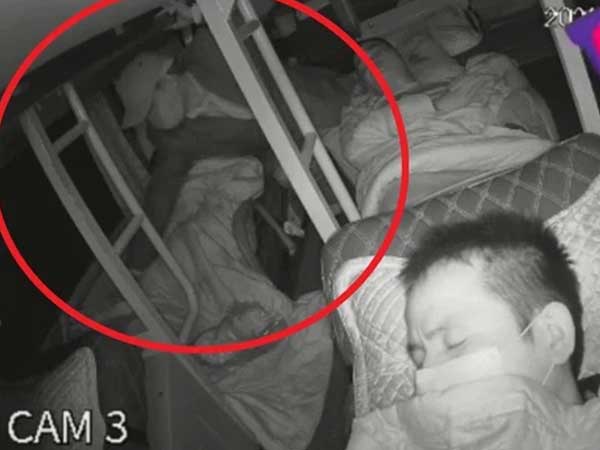 Cô gái ngủ say trên xe khách, gã trai lạ mò đến tận giường làm điều xấu xí