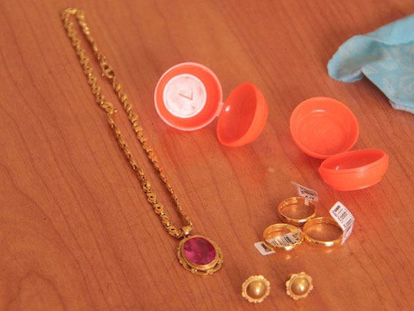 Người mua ve chai nhặt được hơn một cây vàng