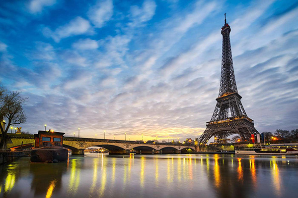 Pháp phong tỏa khẩn cấp thủ đô Paris