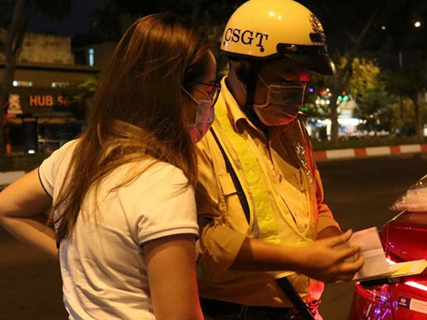 Lái ô tô đi nhậu, năn nỉ suốt 30 phút để được 'bỏ qua', nữ tài xế bị CSGT ở Sài Gòn phạt 35 triệu đồng