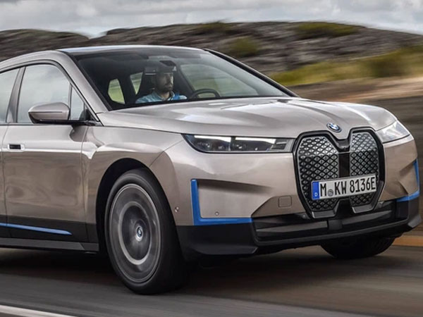 BMW ‘đứng hình’ vì xe Mercedes bất ngờ lọt vào ảnh quảng bá SUV chủ lực vừa ra mắt