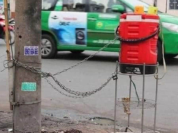 Mất 3 bình trà đá miễn phí, người đàn ông xích vào gốc cây và câu nói khiến tất bừng tỉnh